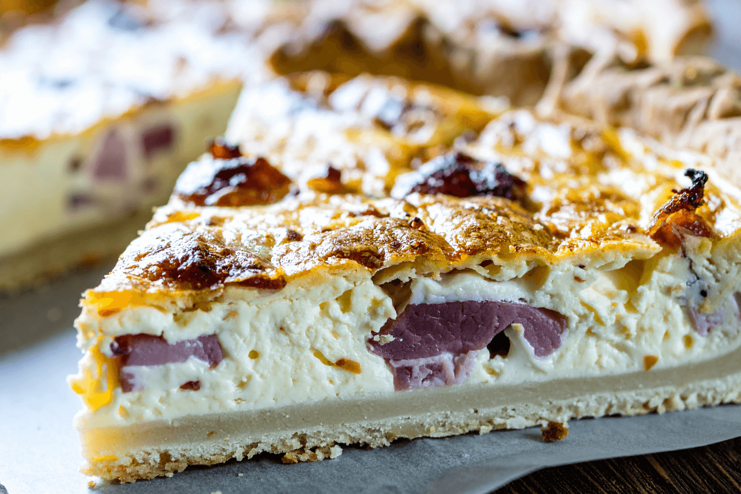 Slaný veľkonočný quiche plnený vajcami a šunkou