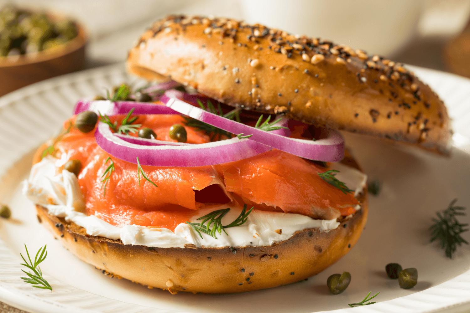 Bagel s údeným lososom, smotanovým syrom a kaparami