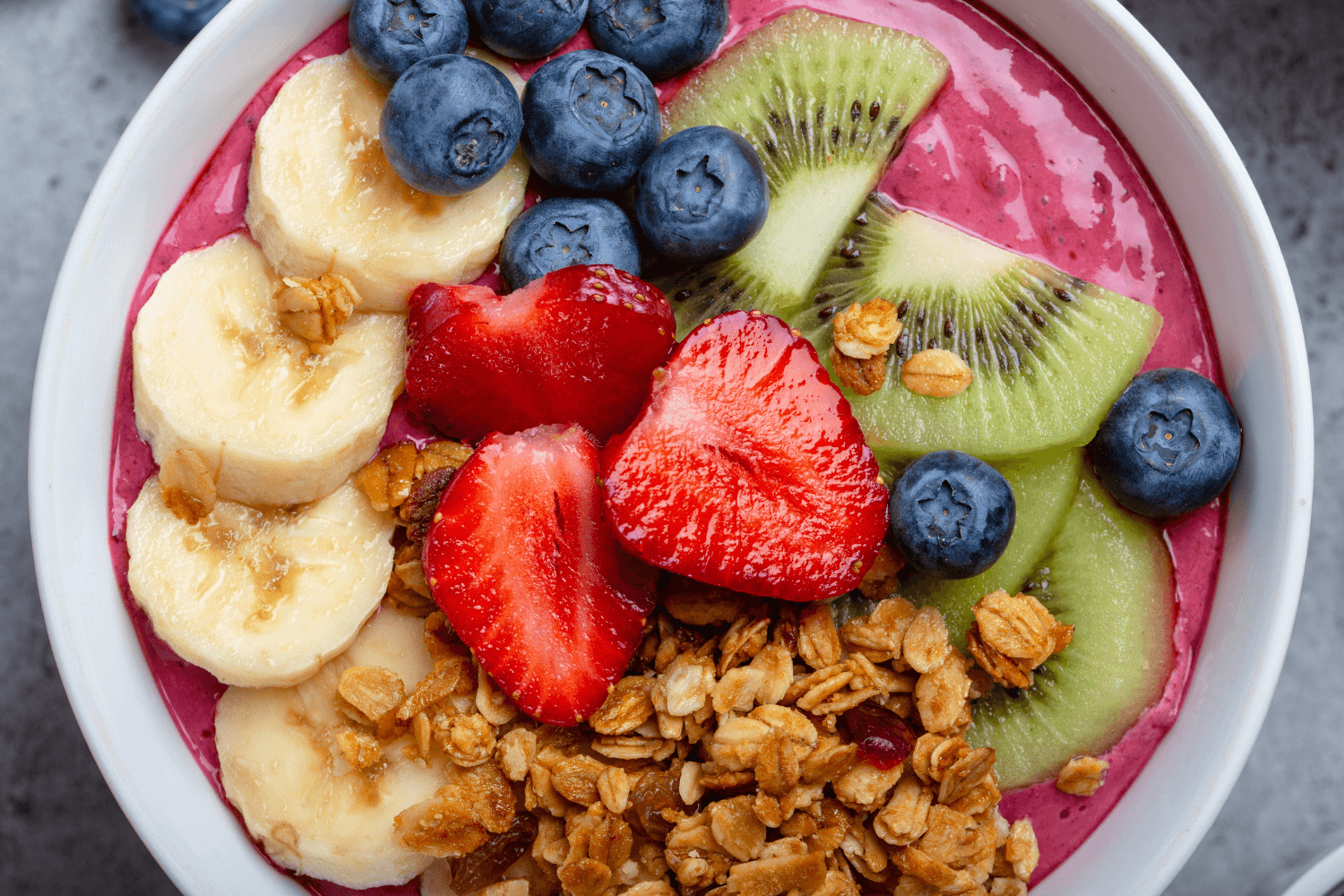Smoothie bowl s granolou a sezónnym ovocím