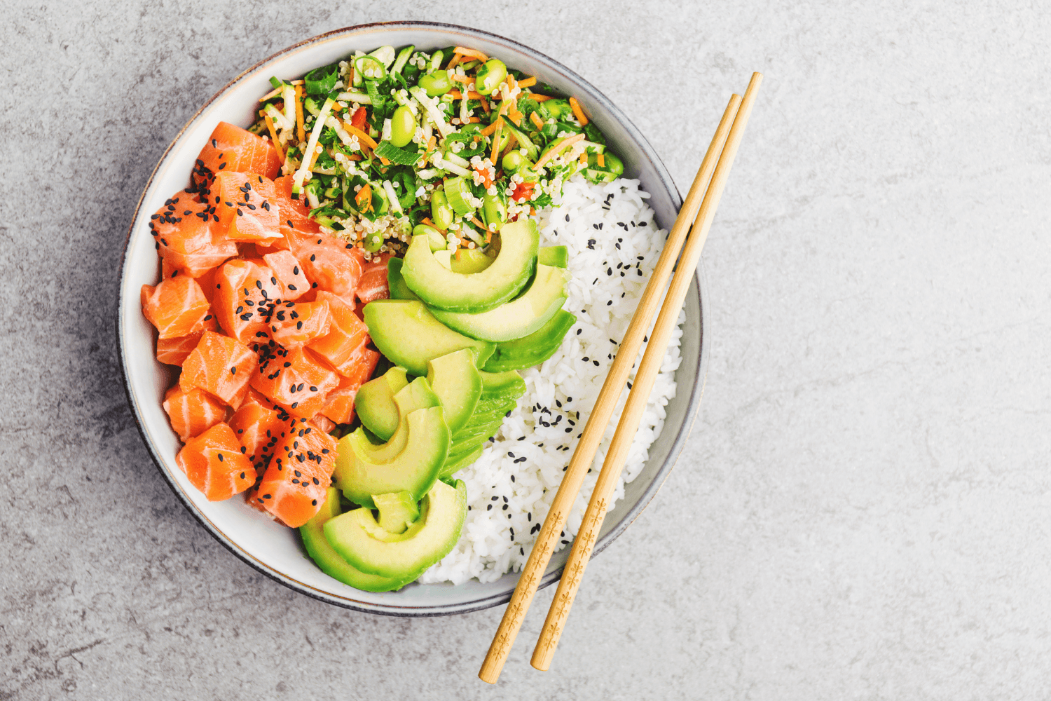 Poke bowl s lososom