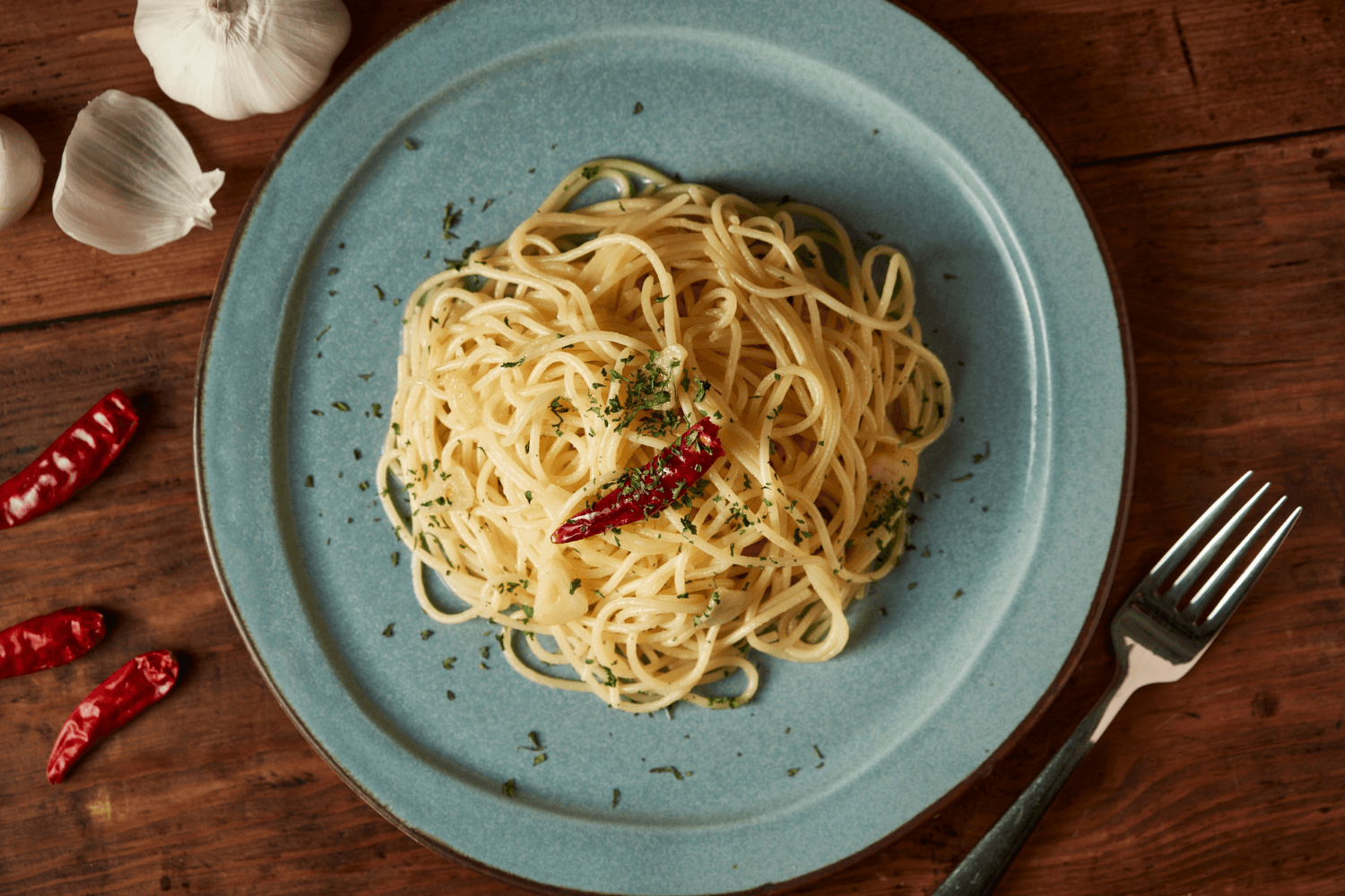 Špagety aglio e olio s parmezánom