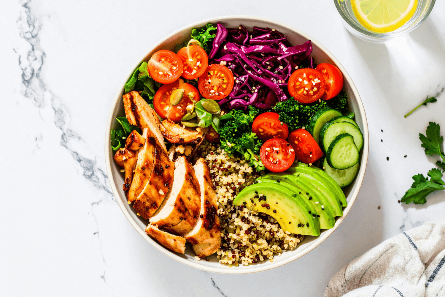 Quinoa bowl s kuracím mäsom
