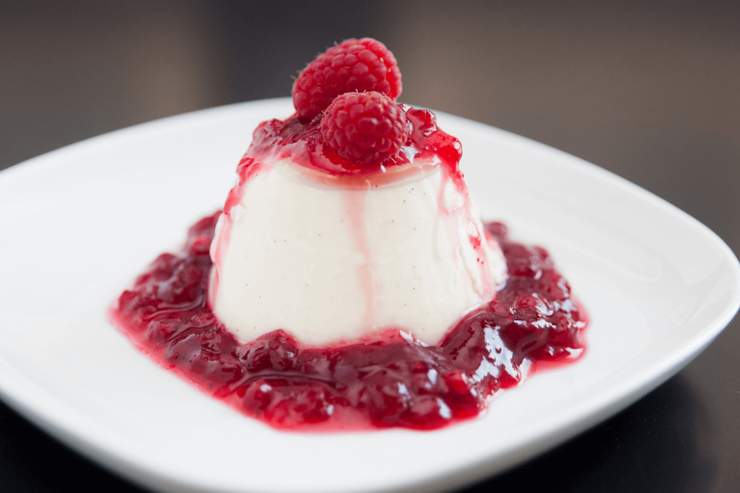 panna cotta s malinovým prelivom