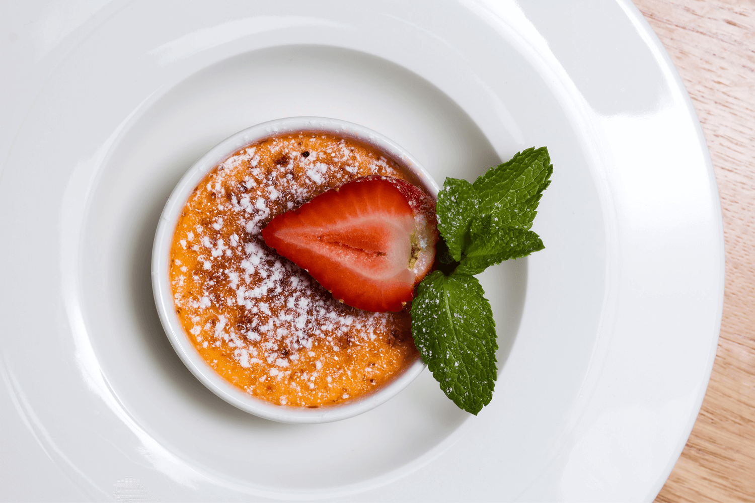 Crème brûlée s vanilkovou penou a čerstvými jahodami