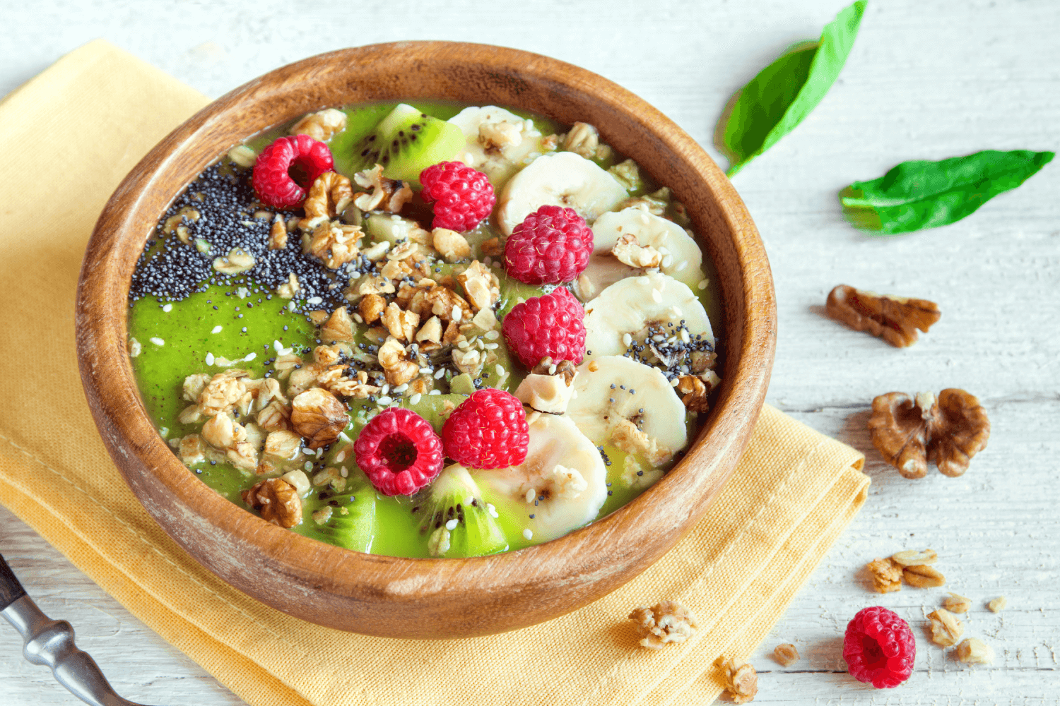 Smoothie bowl z banánu, špenátu a avokáda s orechmi