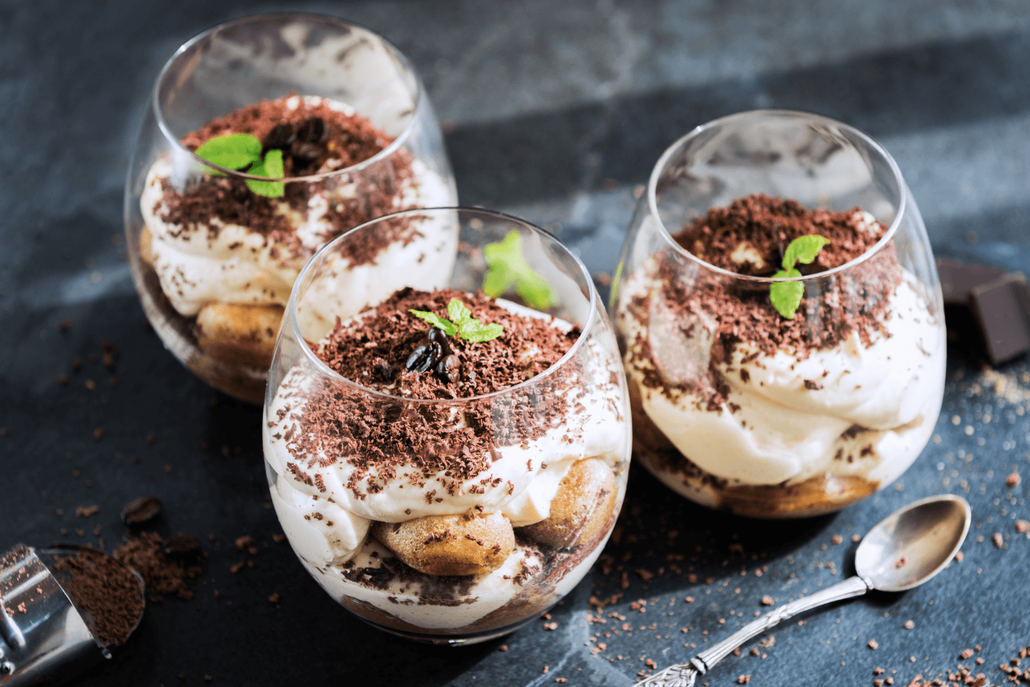 Falešné Tiramisu ve skleničce s posypaným kakaem a čokoládovými hoblinami